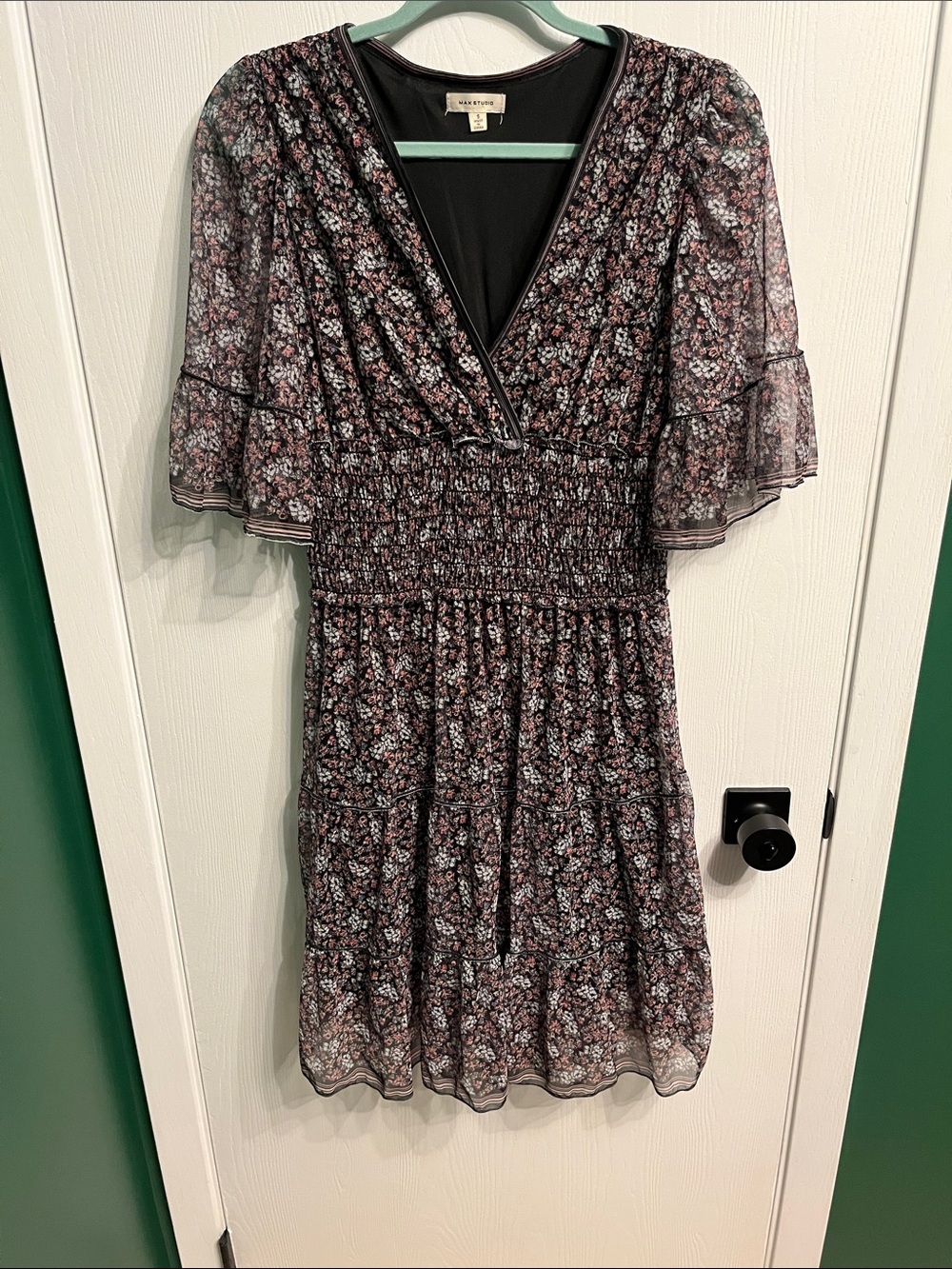 Max Studio women’s size small midi floral dress with flowy sleeves!